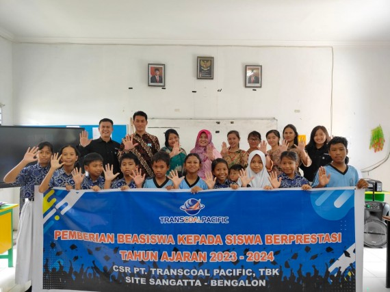 Pemberian Beasiswa Bagi Siswa SD Berprestasi di Sangatta